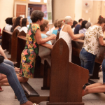 Quando ficar em pé, sentado ou ajoelhado durante a Missa?